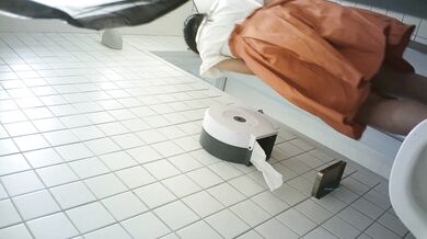 魔手外购4K正版！极品厕拍！女人味十足惊艳女神嘘嘘，半蹲式一线天美鲍往外呲尿，完事还抖一抖