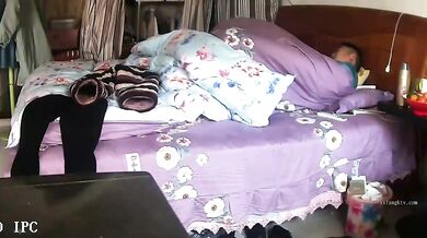 精挑细选补漏家庭摄像头破解入侵真实偸拍男女各种激烈性生活出租房情侣上演教科书式性爱 (27)