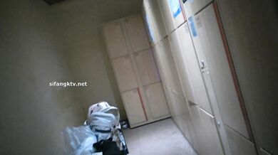 十一月最新流出大神潜入水上乐园更衣室四处游走偷拍换衣服的美女三个在小隔间换衣服的学妹