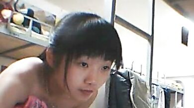 借女同学笔记本电脑偷偷安装摄像监控,实时欣赏她们宿舍换衣服洗澡 班花的奶子